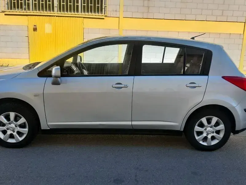 Usado Nissan Tiida Pack 105 CV (77 kW) 2009 Gris / plata Berlina
