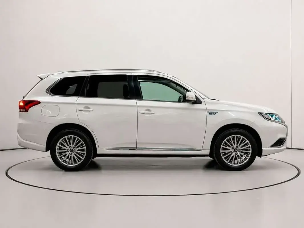 Usado Mitsubishi Outlander P-HEV Motion 224 CV (164 kW) 2020 Blanco SUV
