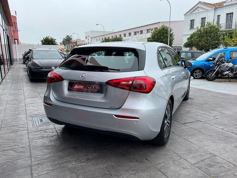Usado Mercedes A180 116 CV (85 kW) 2021 Gris / plata Berlina