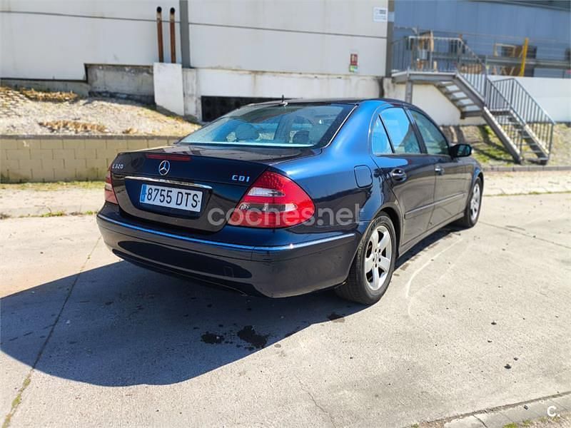 Usado Mercedes E320 Avantgarde 204 CV (150 kW) 2006 Azul Berlina