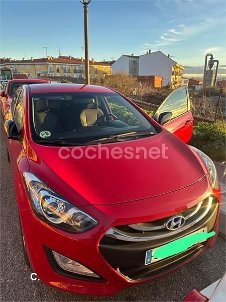 Käytetty Hyundai i30 110 HP (80 kW) 2014 Punainen Sedan