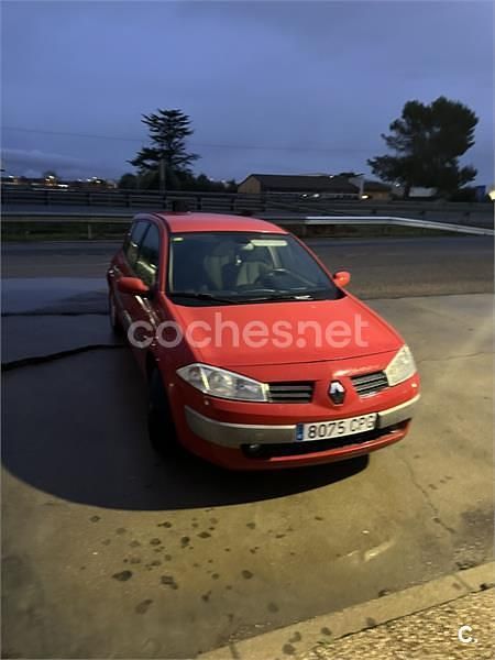 Usado Renault Mégane II Dynamique 80 CV (58 kW) 2002 Rojo Berlina