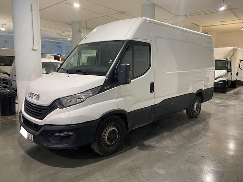 Begagnad Iveco Daily 162 HK (119 kW) 2022 Vit Sedan