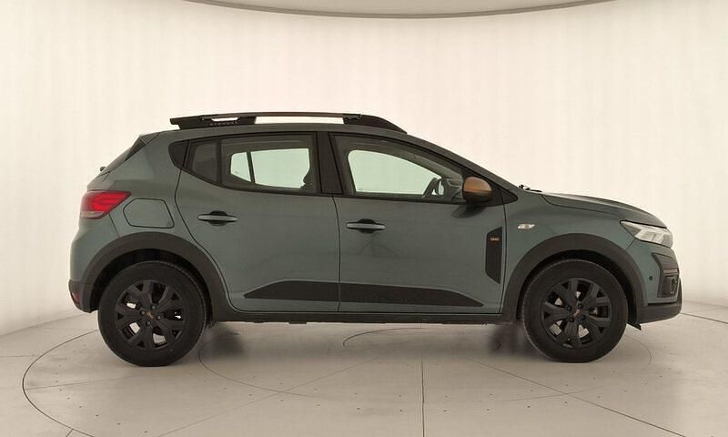 Usado Dacia Sandero Extreme 100 CV (73 kW) 2025 Verde Berlina