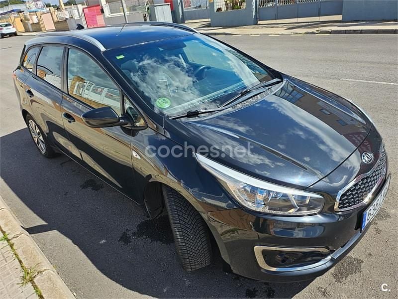 Usado Kia Ceed Sportswagon 120 CV (88 kW) 2018 Negro Familiar