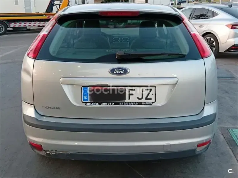 Usado Ford Focus Trend 100 CV (73 kW) 2006 Gris / plata Berlina