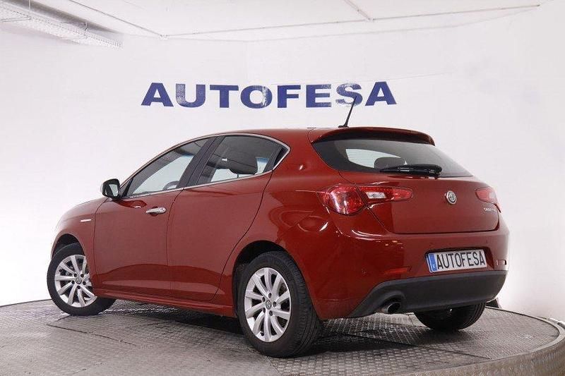 Usado Alfa Romeo Giulietta Super 120 CV (88 kW) 2016 Rojo Utilitario