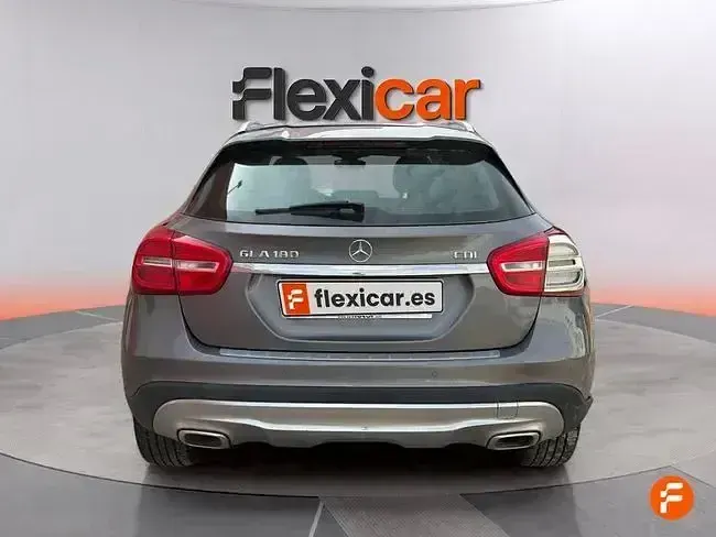 Usado Mercedes GLA180 109 CV (80 kW) 2015 Gris SUV