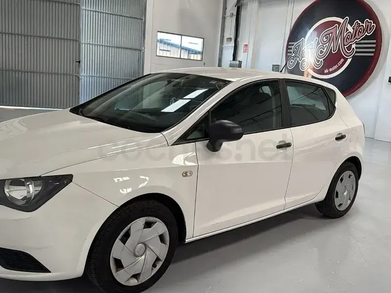 Usado Seat Ibiza Reference 90 CV (66 kW) 2012 Blanco Berlina