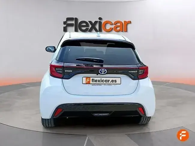 Usado Toyota Yaris Style 116 CV (85 kW) 2021 Blanco Utilitario