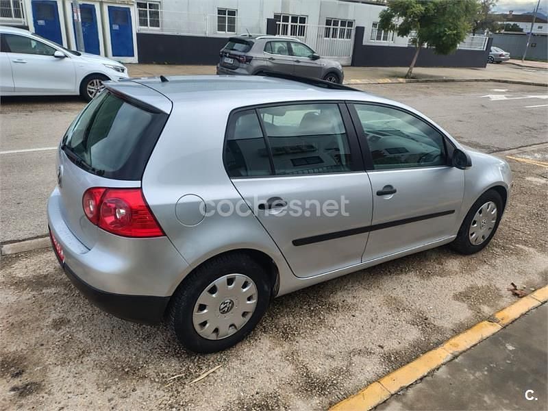 Usado VW Golf IV Conceptline 75 CV (55 kW) 2006 Gris / plata Berlina
