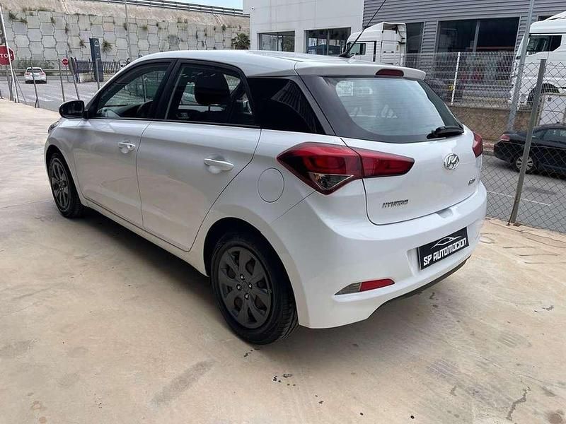 Usado Hyundai i20 75 CV (55 kW) 2017 Blanco Utilitario
