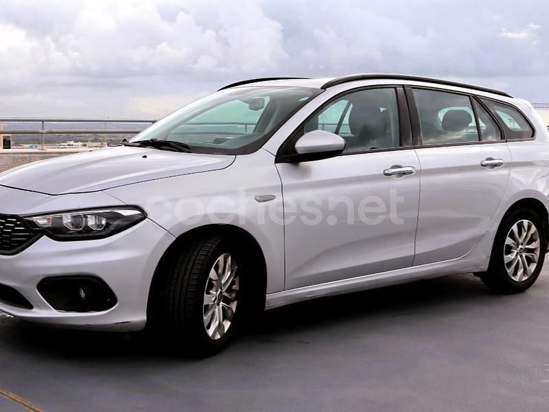 Usado Fiat Tipo Lounge 95 CV (69 kW) 2019 Gris / plata Familiar