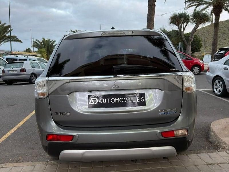 Usado Mitsubishi Outlander P-HEV Motion 203 CV (149 kW) 2015 Gris / plata SUV