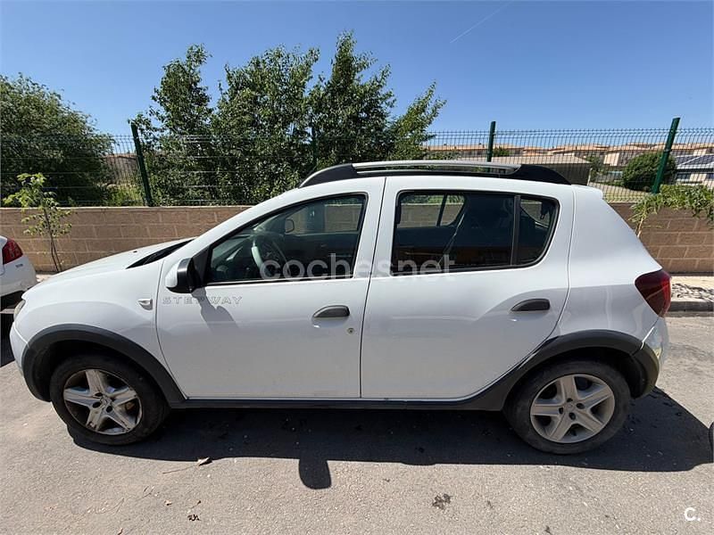 Używany Dacia Sandero Stepway 90 KM (66 kW) 2016 Biały Sedan/Limuzyna
