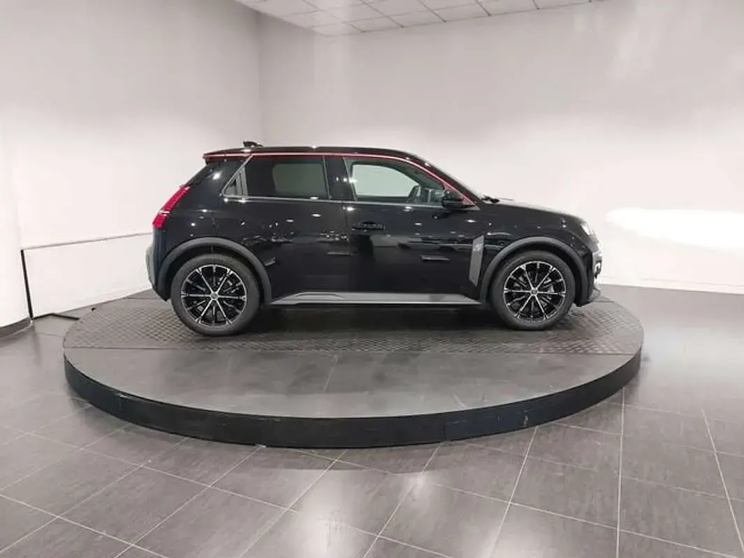 Begagnad Renault 5 E-Tech Techno 110 kW (150 HK) 2025 Svart Sedan