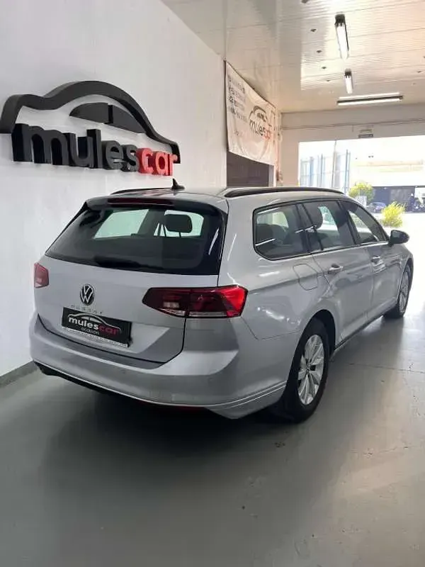 Usado VW Passat Business 122 CV (89 kW) 2023 Plateado Familiar