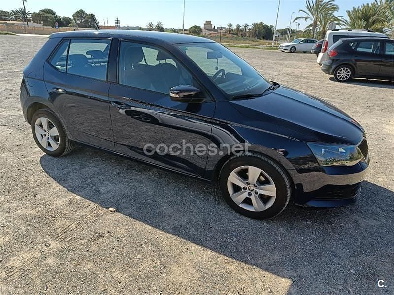 Usado Skoda Fabia Ambition 75 CV (55 kW) 2017 Azul Berlina