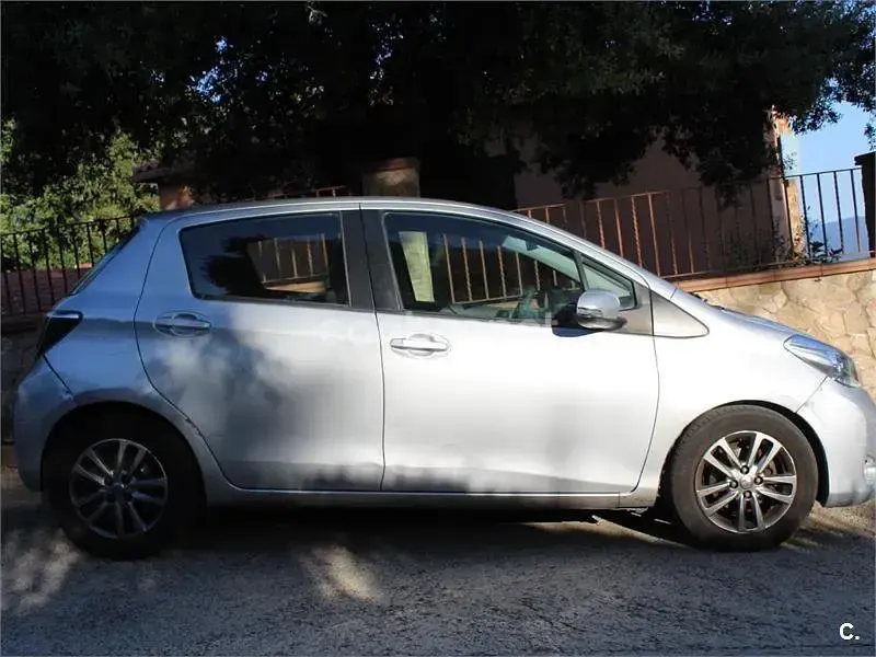 Usado Toyota Yaris Active 90 CV (66 kW) 2014 Gris / plata Utilitario