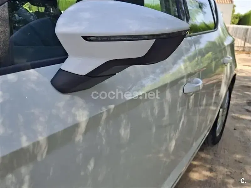Usado Seat Leon Reference 110 CV (80 kW) 2017 Blanco Berlina