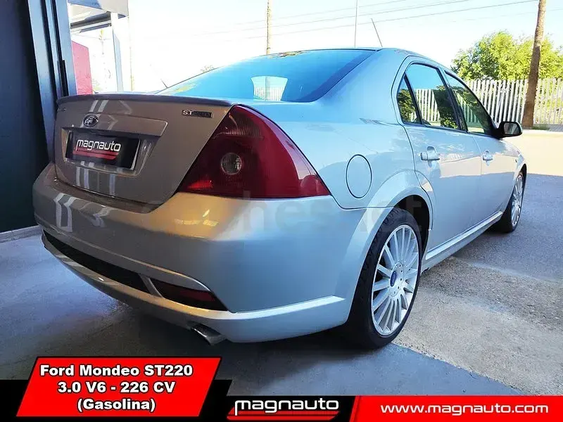 Usado Ford Mondeo ST 226 CV (166 kW) 2002 Gris / plata Berlina