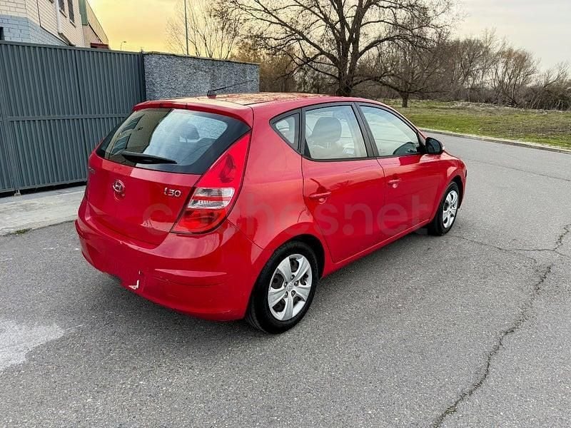 Usado Hyundai i30 Comfort 109 CV (80 kW) 2009 Rojo Berlina