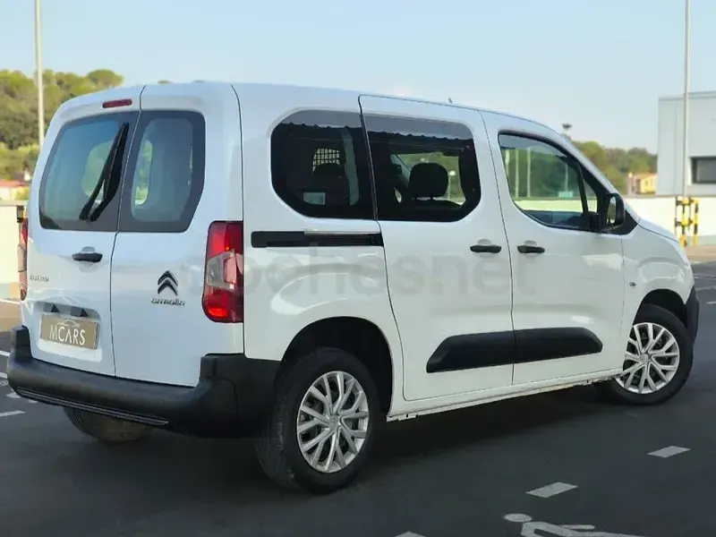 Usado Citroën Berlingo Feel 102 CV (75 kW) 2022 Blanco Monovolumen