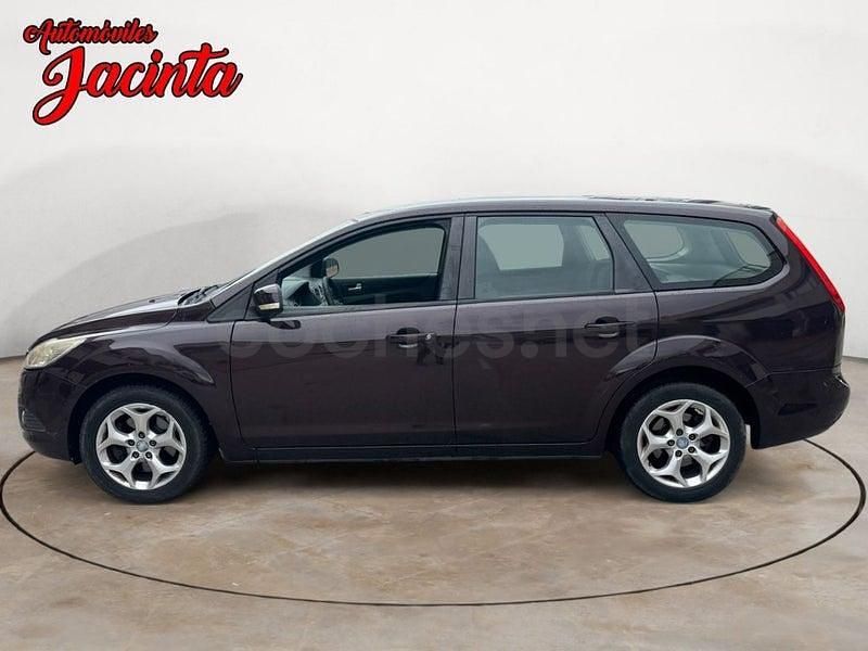 Usado Ford Focus Trend 115 CV (84 kW) 2009 Granate Berlina