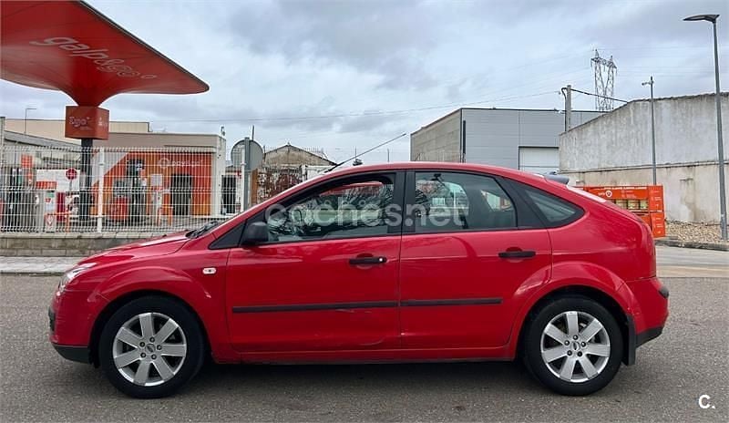 Usado Ford Focus Ghia 109 CV (80 kW) 2006 Rojo Berlina