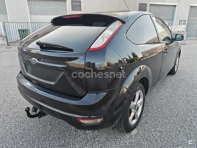 Usado Ford Focus Trend 100 CV (73 kW) 2009 Negro Berlina