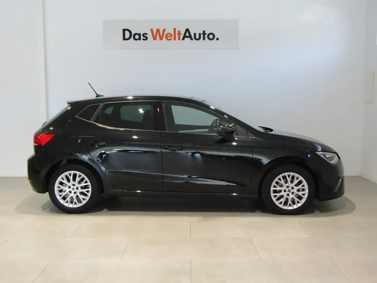 Usado Seat Ibiza FR 110 CV (80 kW) 2022 Negro Utilitario