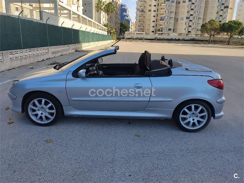 Usado Peugeot 206 138 CV (101 kW) 2002 Gris / plata Descapotable