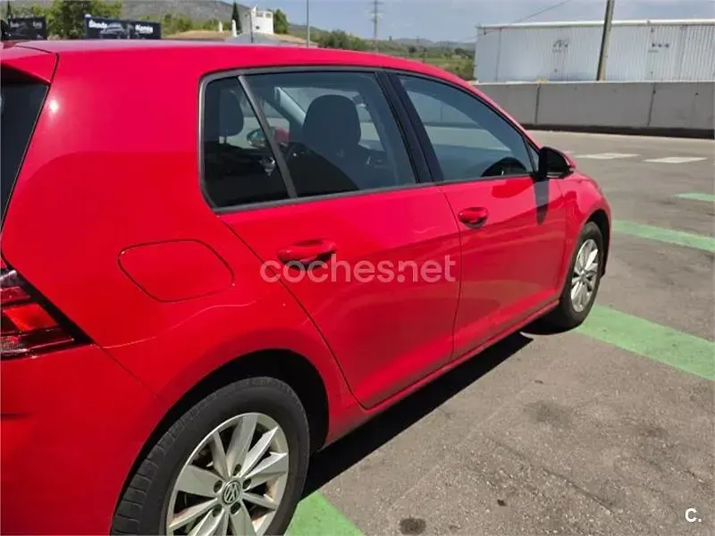 Usado VW Golf VII 110 CV (80 kW) 2018 Rojo Berlina