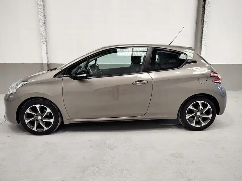 Używany Peugeot 208 Active 68 KM (50 kW) 2012 Beżowy Hatchback