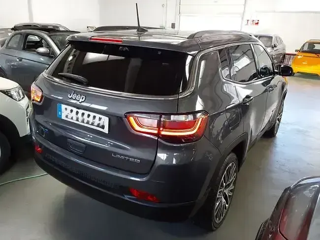 Usado Jeep Compass Limited 190 CV (139 kW) 2022 Gris / plata SUV