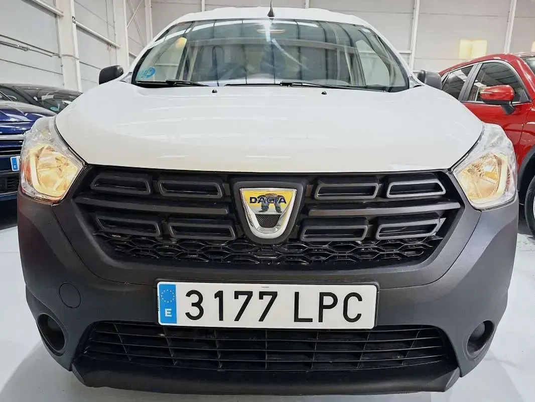 Usado Dacia Dokker Essentiel 109 CV (80 kW) 2021 Blanco Monovolumen