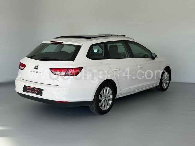 Usado Seat Leon Ecomotive 110 CV (80 kW) 2015 Blanco Familiar