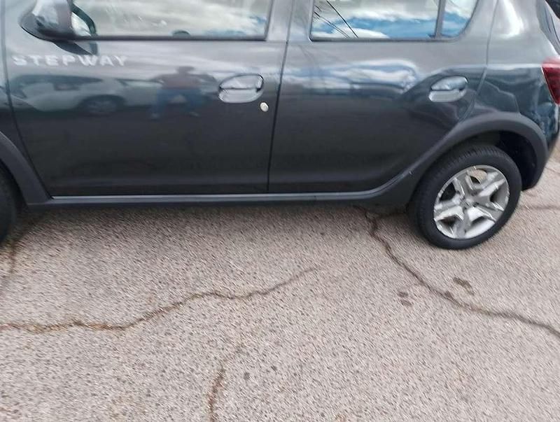 Usado Dacia Sandero Stepway 90 CV (66 kW) 2017 Plateado Utilitario