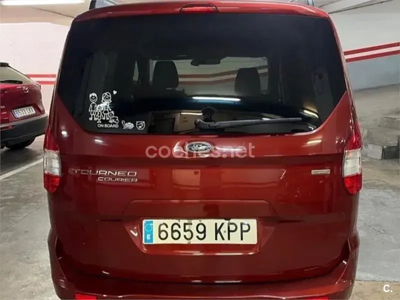 Usado Ford Tourneo Courier Titanium 100 CV (73 kW) 2018 Granate Monovolumen