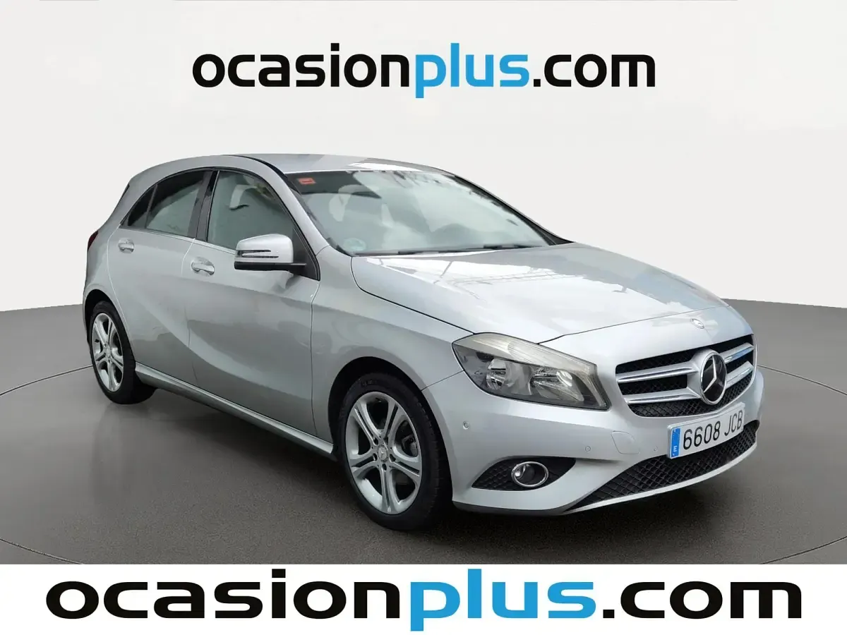 Usado Mercedes A180 Style 109 CV (80 kW) 2014 Gris plata Utilitario
