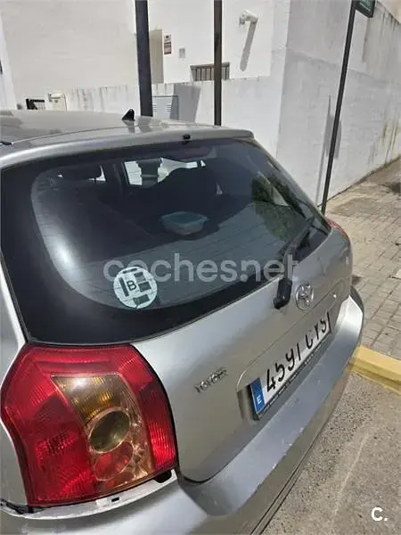 Usado Toyota Corolla Luna 110 CV (80 kW) 2004 Gris / plata Berlina