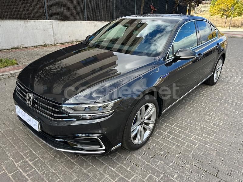 Gris / plata Usado 2021 VW Passat GTE Berlina | 21.979 € (Precio justo) - Imagen 1/4