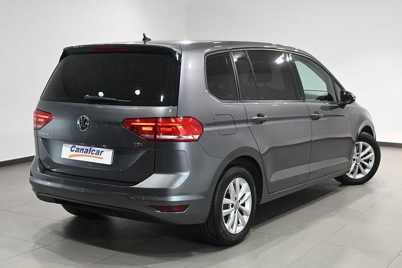 Usado VW Touran Advance 115 CV (84 kW) 2017 Gris Monovolumen