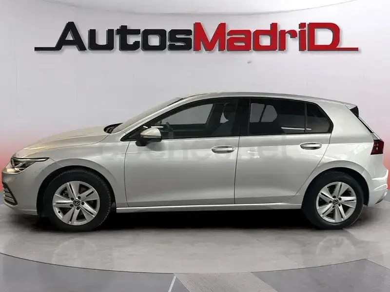 Usado VW Golf VIII Life 115 CV (84 kW) 2022 Gris / plata Berlina