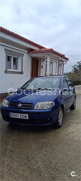 Usado Fiat Punto Dynamic 70 CV (51 kW) 2004 Azul Utilitario