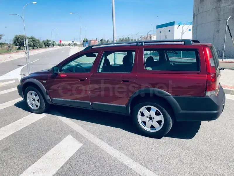 Usado Volvo XC70 163 CV (119 kW) 2004 Granate Familiar