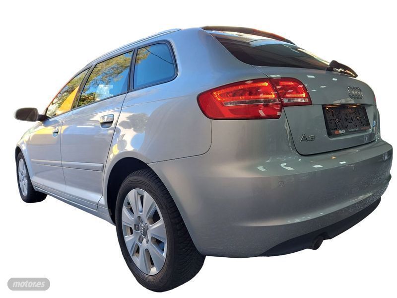 Usado Audi A3 Attraction 105 CV (77 kW) 2011 Plateado Berlina