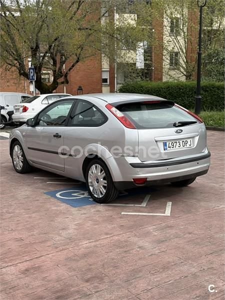 Usado Ford Focus Trend 90 CV (66 kW) 2005 Gris / plata Berlina