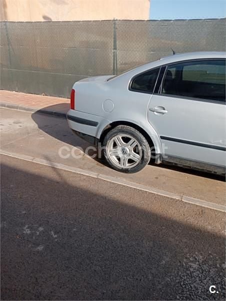 Azul Usado 2000 VW Passat Trendline Berlina | 1600 € (Precio justo) - Imagen 1/4