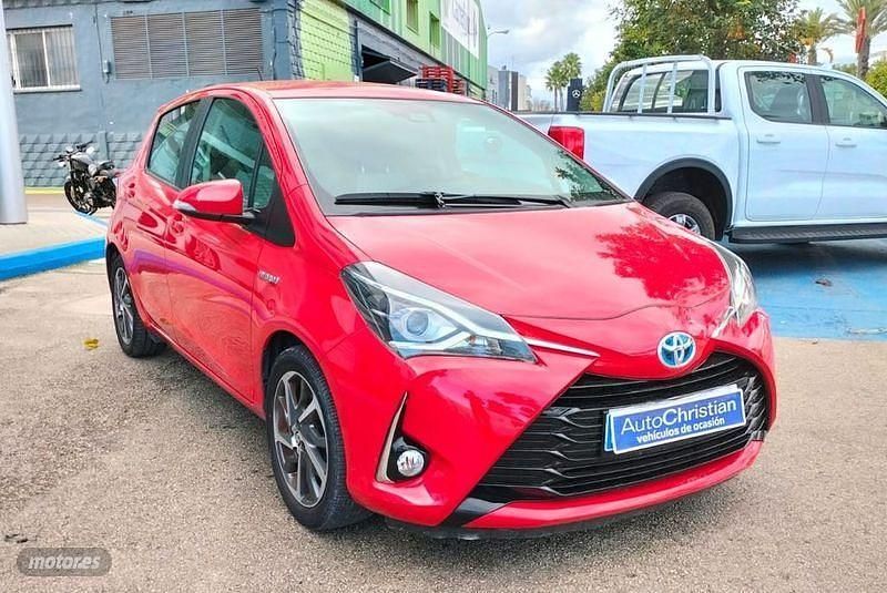 Usado Toyota Yaris Hybrid Active 100 CV (73 kW) 2019 Rojo